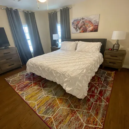 King bed - Near The Mont and OU Campus