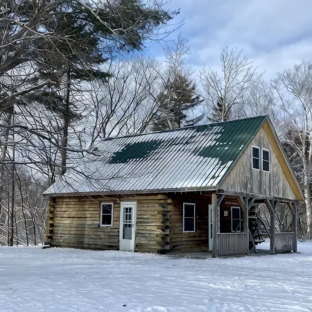Rustic riverfront cabin- 15 minutes from the Cog Railway and Crawford Notch.