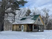 Rustic riverfront cabin- 15 minutes from the Cog Railway and Crawford Notch.