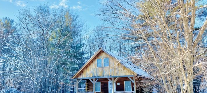 Rustic riverfront cabin- 15 minutes from the Cog Railway and Crawford Notch. Hotels in Coos County