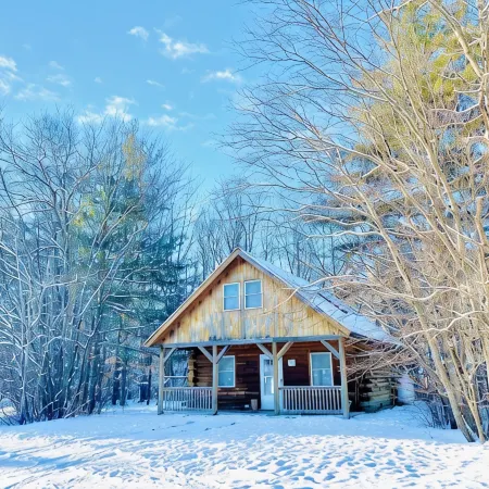 Rustic riverfront cabin- 15 minutes from the Cog Railway and Crawford Notch.