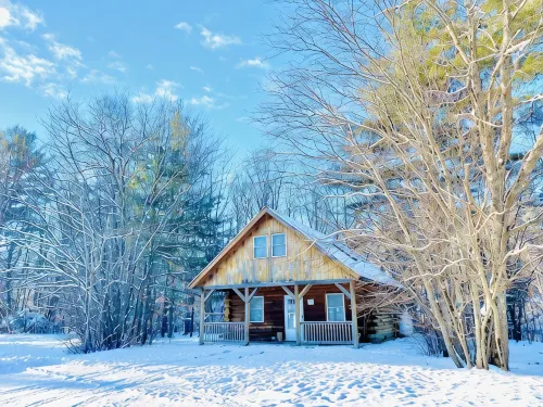 Rustic riverfront cabin- 15 minutes from the Cog Railway and Crawford Notch. - Hytter