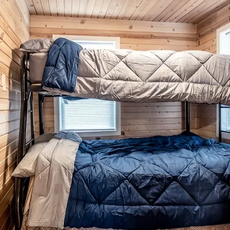 Cozy Lake Front Cottage, Escape with Amenities