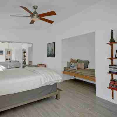Midcentury Modern Gem in Sunrise Park Rooms