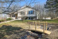 Stunning Poconos Villa - Hot Tub, Pool, Game Room, Firepit, BBQ & more. Hoteles en 