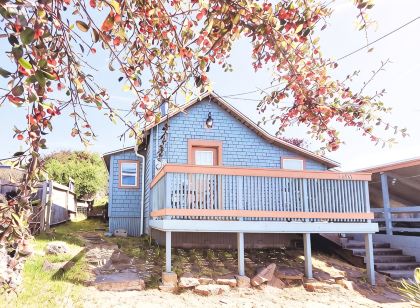 Cozy Studio Cottage with Harbor View/Spacious Full Kitchen & Pet Friendly