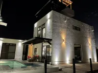 Enjoy 360 degree views from the eagle's nest and roof garden - บังกะโล
