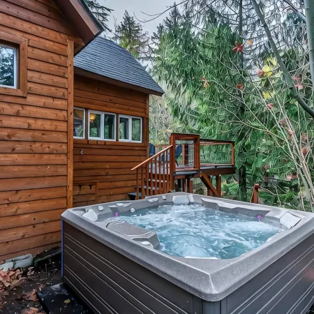 Riverfront Cabin w/Hot Tub : Near Mt. Rainier Sunrise entrance