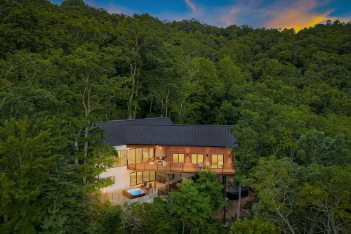 Modern Luxury Chalet • Mountain Views • Hot Tub • Fire Pit • Pets - 5-Star