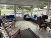 Off Duty Retreat ~ Sleeps 10,  Screen Porch, Plenty of Parking, Blackstone Grill - 무료 와이파이