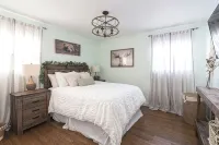 Walk to the Beach from Beachy Farmhouse - Lake Michigan & Hot Tub. Pet-Friendly! - Boutique