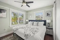 Mins to Belmont Shore - Firepit - Game Room - BBQ - Free Parking - Fifa 2026! - บังกะโล