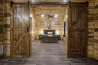 Pet Friendly 1 bedroom cabin- Come relax behind the pine curtain - 4-Star