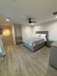 Modern Brand New Getaway. Heated Pool, Hot Tub!