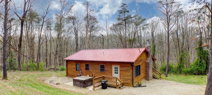 Almost Hiking - close to downtown attractions and a short drive to hiking Hotel di Hocking County