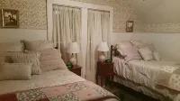 Restored 1870 Victorian Home in Historic LaPorte, IN all for you.. - Wifi
