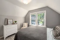 Experience Caldwell Charm/Visit the Wineries at this Historic 4 bdrm House+ WiFi
