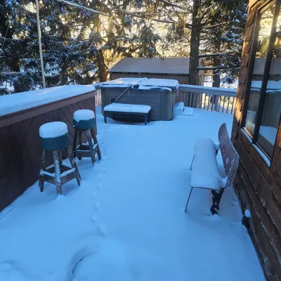 Charming 2-bedroom cabin with WiFi, Hot Tub, large decks in amazing Canandaigua - Alppimaja