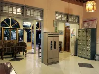 Mr. Charles Guest House - Hostel - parking