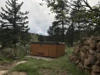 Vintage Cabin with Hot Tub, Convenient in-Town Location & Mountain Views3511 - 2-نجوم