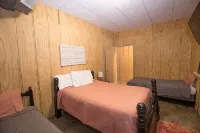 Southern Comfort Cabin- minutes from the river and the lake! - 2-Star