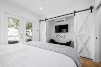 Romantic New Home for 2-Private Hot Tub/ Secluded Patio-260 Steps to Beach-Bikes - Wifi