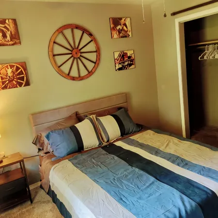 Serenity's Sanctuary in this quiet, peaceful 2 bdr 1 bath bungalow. Pet friendly Hotéis em Cushing