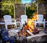 Cozy Dog Friendly House with Deck, Firepit & Fast WiFi in Heart of Bar Harbor - บังกะโล