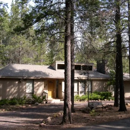 Reimagine your vacation @ this Charming Pet Friendly Sunriver home that sleeps 8