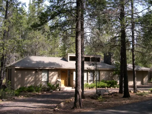 Reimagine your vacation @ this Charming Pet Friendly Sunriver home that sleeps 8 - Pool