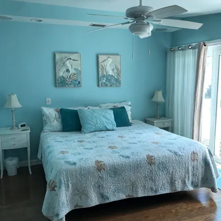 Five miles from Mayo Clinic and nine blocks from the ocean. Quiet and cozy.