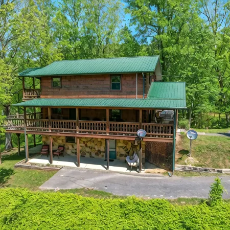 Beautiful Amazing Setting, Fire Pit & Pool Table, Large Wrap Around Deck w/ Spa!