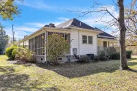 Historic 3BR with Porch & Fire Pit near Downtown - Wifi
