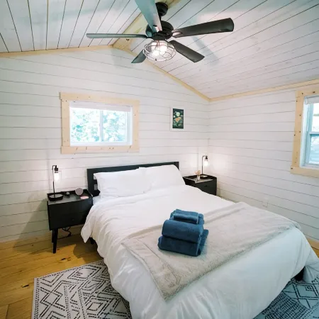 Black Mtn Cottage w/ hot tub + dog friendly - 20 min to Asheville