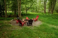 Poconos Retreat: Hot Tub, Game Room, Lakes, BBQ, Fire Pit & Family Fun - Alppimaja