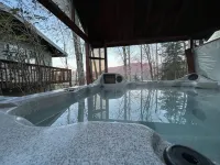 Luxury Alaska Retreat w/ Hot Tub, Rain Shower & Mountain/Ski Views • Sleeps 16 - อ่างจากุชชี่