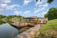 Beautiful Lakefront Home, Private Dock, Sleeps 16, 12 minutes to Ark Encounter - 4-Star