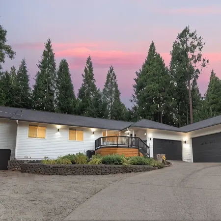 Modern Mountain Retreat - Wineries, Lakes, Nature