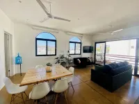 Apartment with mountain view, private balcony and access to beach front terrace. - Homestays