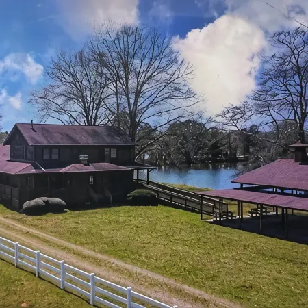 Lodge on the Lake Inside a Family Farm 2 or 5 Bedroom