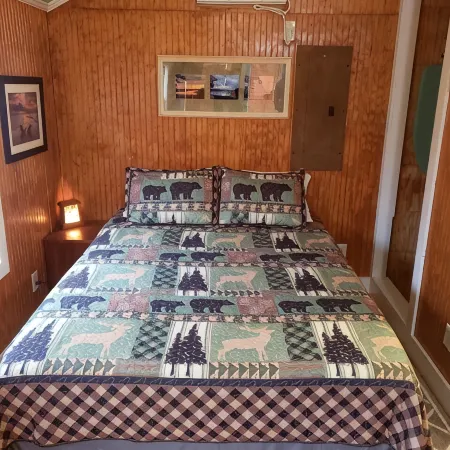 Water front cottage w/water access, firepit & great sunsets.