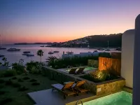 Only Yours , Mykonos - Private Pool & Sea View Suites Near Scorpios Hotel berhampiran Pantai Paraga
