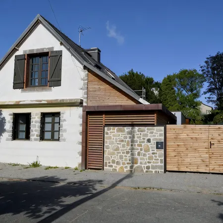 90 m from Morgat beach, fully renovated 3-bedroom house on quiet street