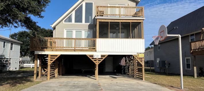 Charming 3-bedroom house with outdoor space & steps to the beach! Hotels in Nags Head