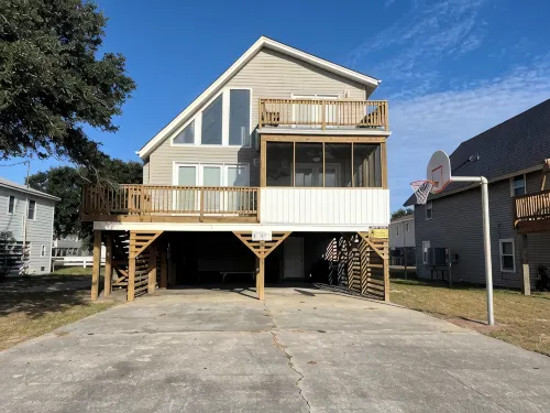 Charming 3-bedroom house with outdoor space & steps to the beach! - Parvekkeita