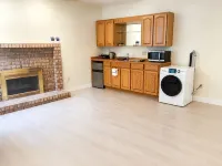 Bright Furnished 2BR Private Basement Suite - جاكوزي
