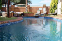 Charles Sturt Motor Inn - Pools