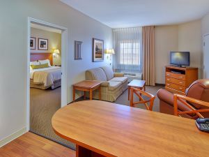 Candlewood Suites 斯託克頓堡