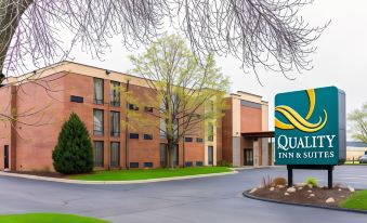 Quality Inn and Suites - Arden Hills