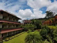Queen Garden Hotel Managed by Salak Hospitality Hotel dekat De Damaran Wisata Alam